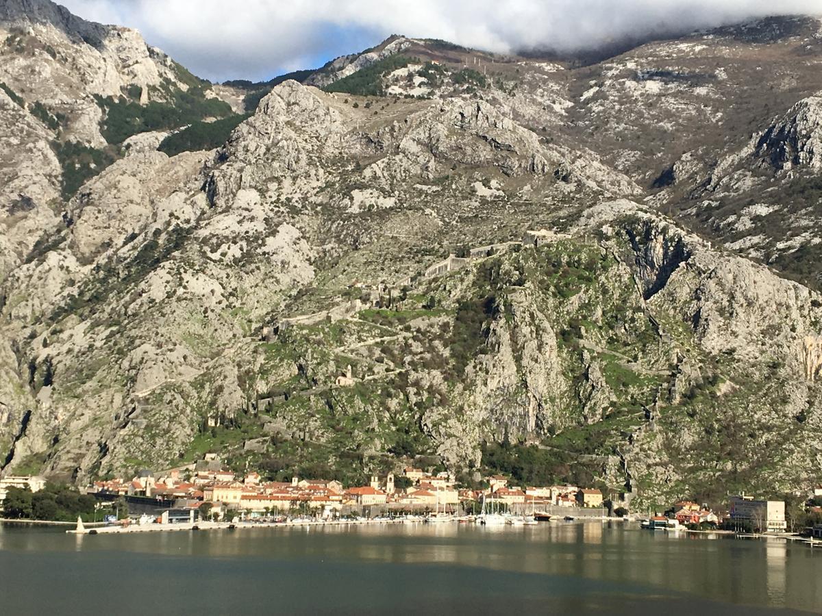 Apartment Fjord Waterfront Котор Екстериор снимка